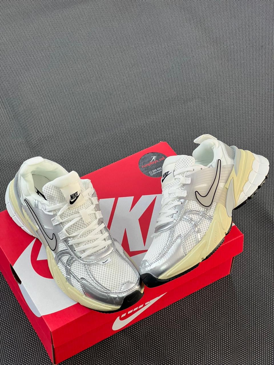 Nike Run V2K - Blanca/Plateada