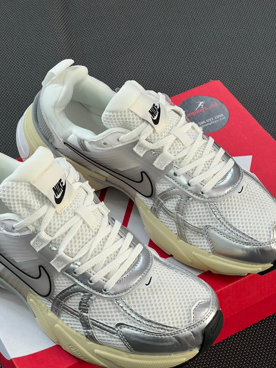 Nike Run V2K - Blanca/Plateada